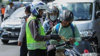 Pengendara yang melintas turut diperiksa kelengkapan berkendaranya, beberapa pengendara yang kedapatan melanggar peraturan diberi hadiah surat tilang.