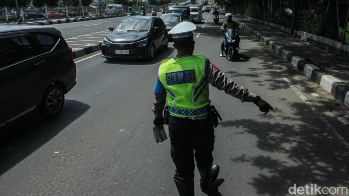 Polisi melakukan razia untuk menertibkan pengendara di Jalan I Gusti Ngurah Rai, Jakarta Timur. Pemotor yang melanggar lalu lintas langsung mutar balik dan lawan arah guna menghindari polisi.