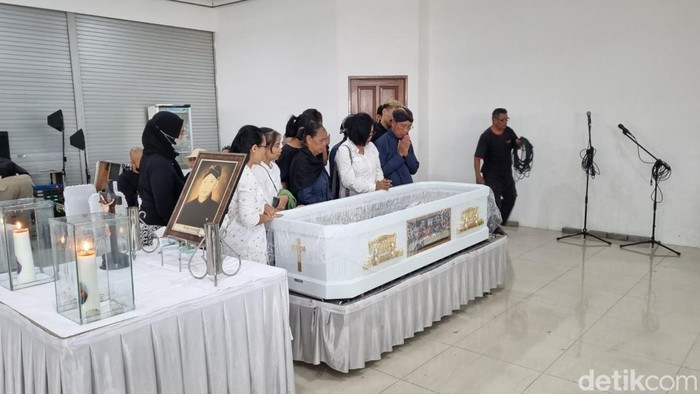 Jenazah pendiri House of Raminten, KMT Tanoyo Hamijinindyo atau Hamzah Sulaiman saat disemayamkan di Perkumpulan Urusan Kematian Jogjakarta (PUKJ), Kasihan, Bantul, Kamis (24/4/2025).