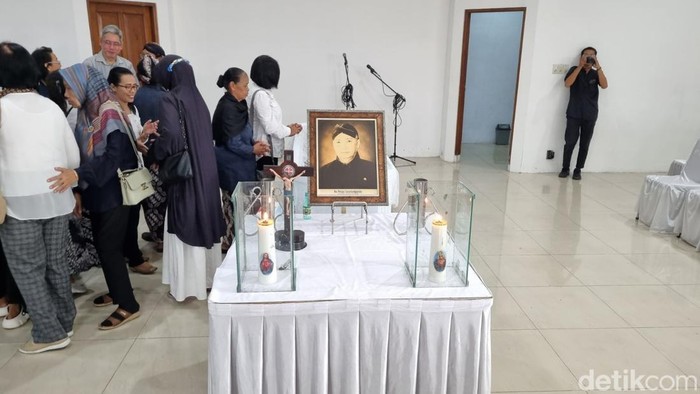 Jenazah pendiri House of Raminten, KMT Tanoyo Hamijinindyo atau Hamzah Sulaiman saat disemayamkan di Perkumpulan Urusan Kematian Jogjakarta (PUKJ), Kasihan, Bantul, Kamis (24/4/2025).