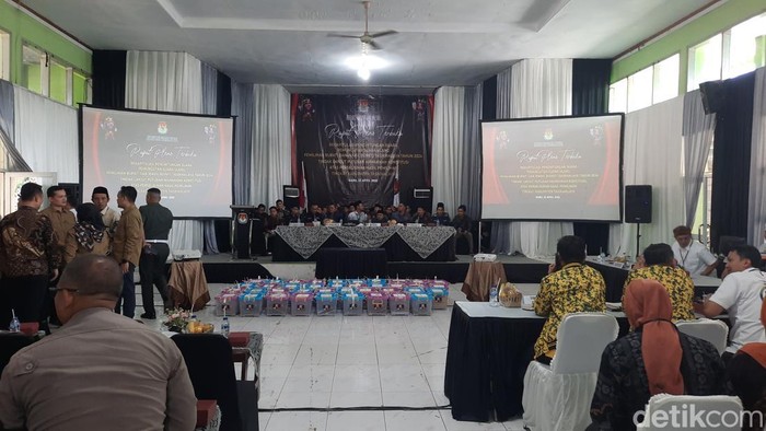 Rapat pleno rekapitulasi PSU Tasikmalaya di Gedung Dakwah Singaparna, Kamis (24/4/2025) dini hari.