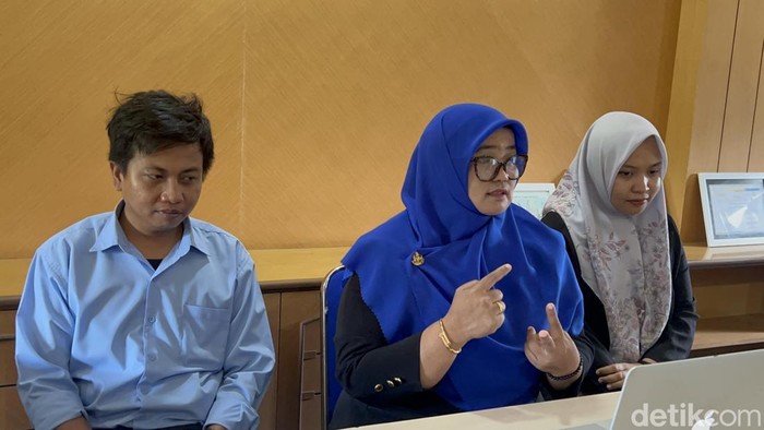 Rektor Unisan Sidrap Darnawati (tengah) didampingi dua wakil rektornya saat konferensi pers.