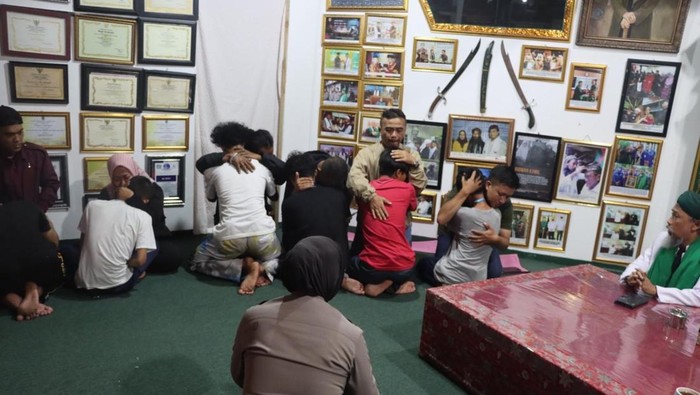 Remaja tawuran dan geng motor saat diantar ke Ponpes