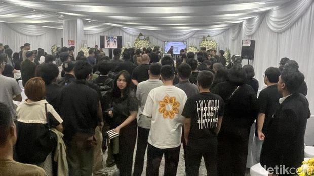 Jenazah Ricky Siahaan tiba di rumah duka.