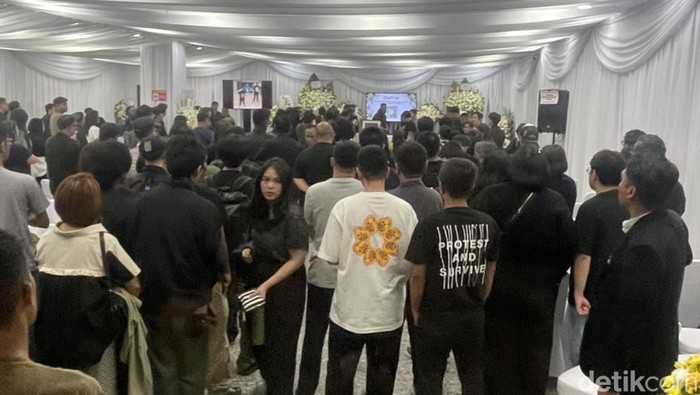 Ricky Siahaan Jenazah Ricky Siahaan tiba di rumah duka.