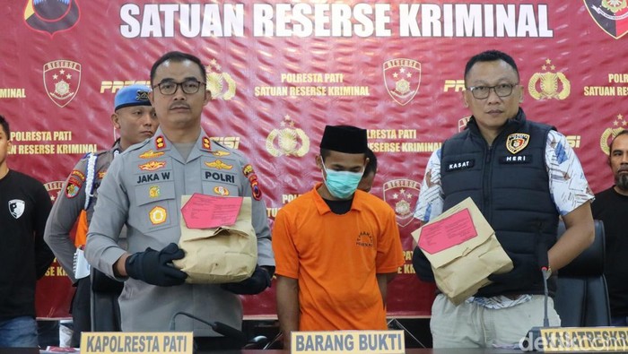 Kapolresta Pati AKBP Jaka Wahyudi didampingi Kasatreskrim AKP Heri Dwi Utomo saat konferensi pers di Polresta Pati, Kamis (24/4/2025).