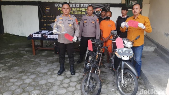 Polisi menangkap SK yang membakar motor milik pemancing di Sungai Bedog, Gamping, Sleman, Kamis (24/4/2025).