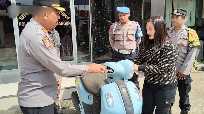 Robiatul Adawiyah saat menerima motornya usai dicuri