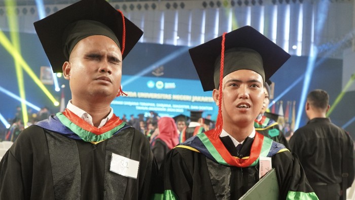 Rovan dan Rohmat, mahasiswa disabilitas UNJ yang diwisuda