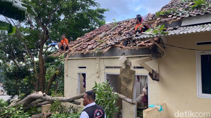 Salah satu rumah warga di Bandar Lampung rusak setelah diterjang angin puting beliung