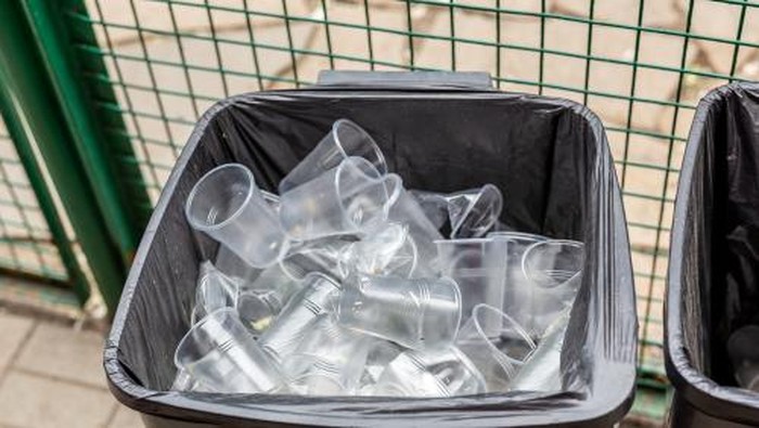 Sampah air minum dalam kemasan gelas plastik