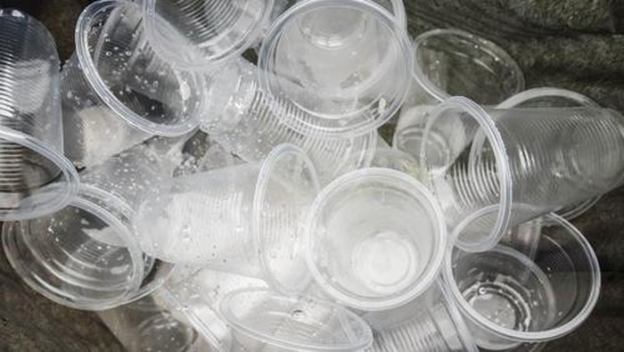Sampah air minum dalam kemasan gelas plastik