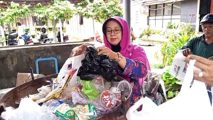 Warga Kecamatan Gunungpati, Kota Semarang buat alat penyuling sederhana yang mengubah plastik menjadi BBM dari tong besi dan pipa, Kamis (24/4/2025).
