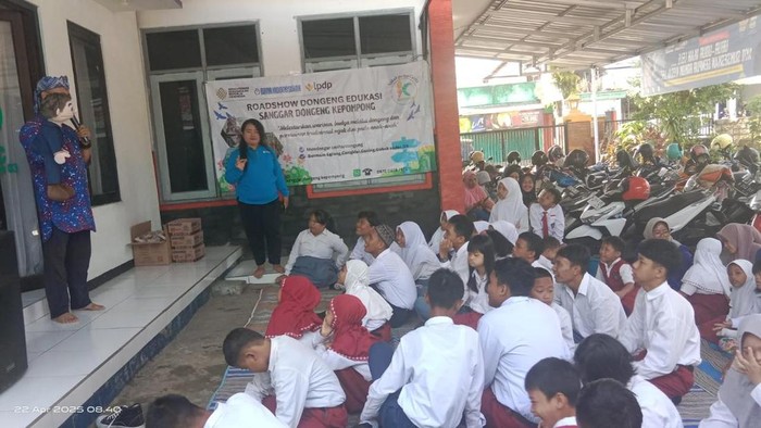 Sanggar dongeng Kepompong Hibur Pelajar Sekolah Luar Biasa.