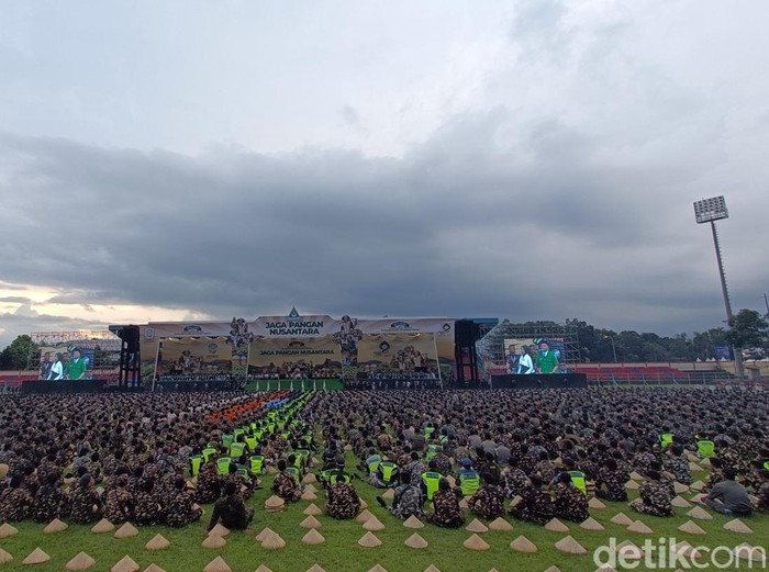 Sebanyak 100 ribu anggota GP Ansor dikukuhkan sebagai Patriot Ketahanan Pangan di GOR Satria Purwokerto, Banyumas, Kamis (24/4/2025).