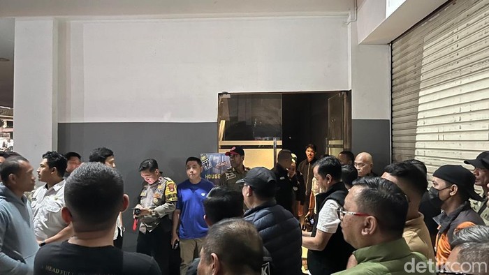 Sejumlah massa menggelar aksi demonstrasi di THM Helens Play Mart saat Pemkot Makassar melakukan sidak.