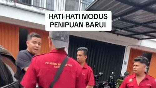 Sejumlah pria mengerumuni pengemudi mobil dan memaksa menunjukkan surat-surat.