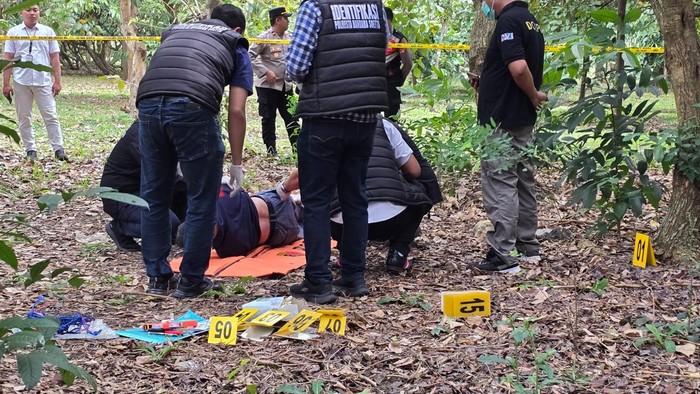 Seorang pria WN China ditemukan tewas gantung diri di pohon Jalan C1 arah Bundaran Bandara Soekarno-Hatta. (dok.Istimewa)