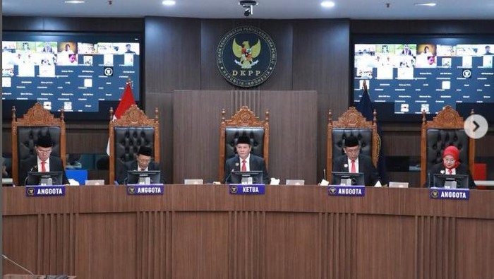 Sidang DKPP terkait pemecatan Parlagutan Harahap sebagai anggota KPU Padangsidimpuan (Foto: Instagram DKPP)