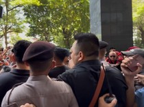 Video: Lagi, Massa Pro dan Kontra Ribut di Sidang Hasto