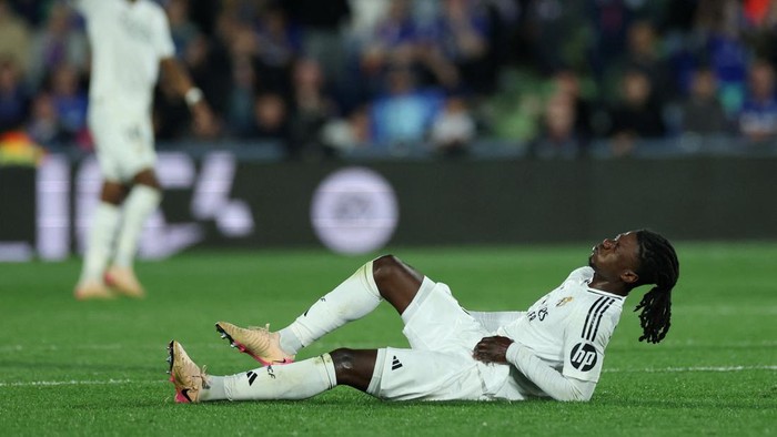 Soccer Football - LaLiga - Getafe v Real Madrid - Estadio Coliseum, Getafe, Spain - April 23, 2025 Real Madrids Eduardo Camavinga reacts after sustaining an injury REUTERS/Isabel Infantes