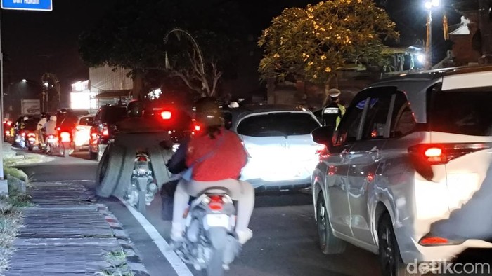 Suasana arus lalu lintas di simpang Taman Rama Sinta, Mengwitani, Badung, Kamis (24/4/2025). (Foto: Agus Eka/detikBali)