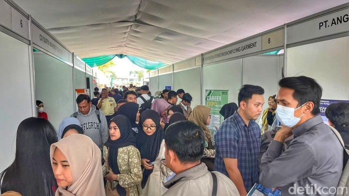 Suasana para pencari kerja (pencaker) saat mendatangi Jobfair di Gedung Budaya Soreang, Kabupaten Bandung, Kamis (24/4/2025)