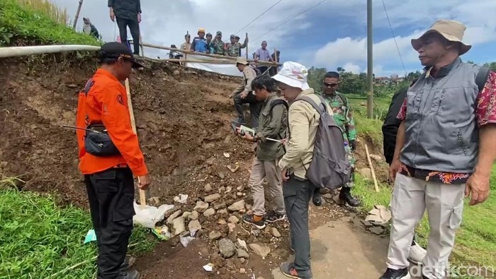 Tim Badan Geologi, PVMBG melakukan survei di lokasi tanah gerak di Brebes