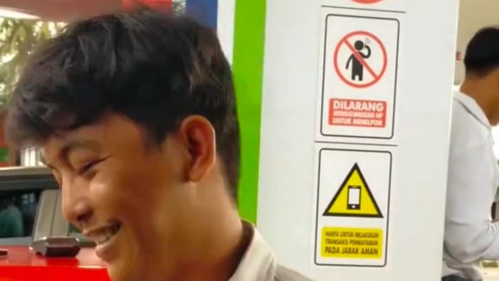 Tangkap layar video viral petugas SPBU di Muara Enim yang diduga curangi konsumen.