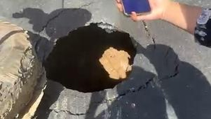 Sinkhole Sedalam 10 Meter Muncul di Jalan Poros Maros-Bone