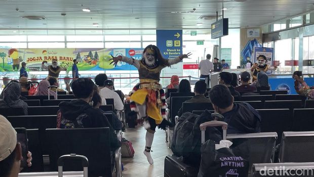 Aksi penari Beksan Wanara saat menghibur penumpang KA Bandara YIA di Kulon Progo, Kamis (24/4/2025).