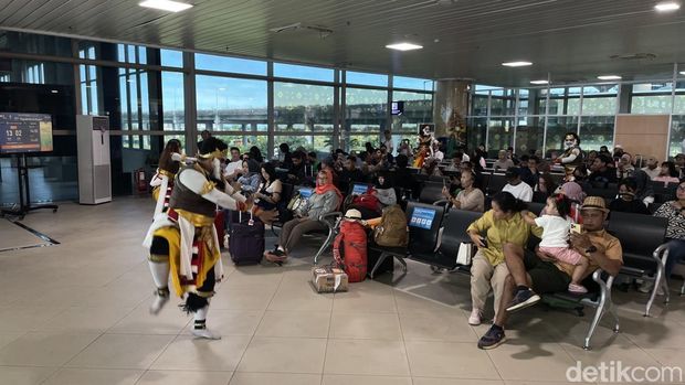 Aksi penari Beksan Wanara saat menghibur penumpang KA Bandara YIA di Kulon Progo, Kamis (24/4/2025).