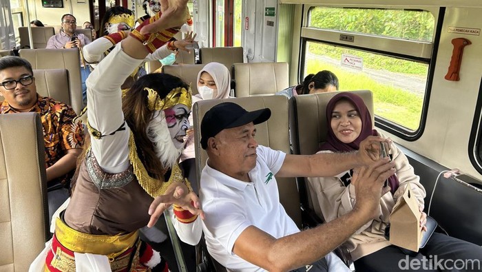 Aksi penari Beksan Wanara saat menghibur penumpang KA Bandara YIA di Kulon Progo, Kamis (24/4/2025).