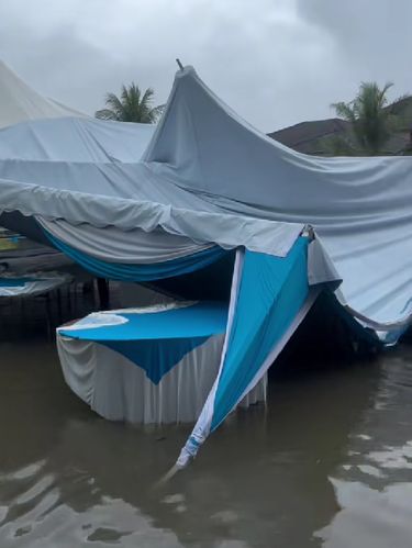 Tenda di pesta pernikahan ini terpaksa dibongkar karena air banjir yang menggenang lokasi. Postingan tersebut langsung viral di media sosial