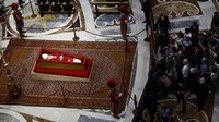 Peti jenazah Paus Fransiskus diletakkan di depan Altar Pengakuan Dosa, salah satu area paling sakral di basilika. Ribuan peziarah berdatangan setiap hari, memadati basilika untuk berdoa dan mengucapkan selamat jalan kepada pemimpin spiritual mereka. AP/Cecilia Fabiano  