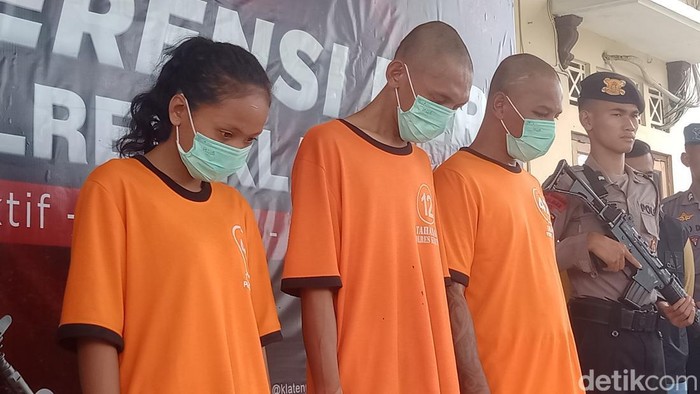 Tiga tersangka kasus perampokan taksi online di Klaten saat digelandang di Polres Klaten, Kamis (24/4/2025).