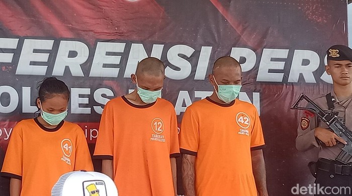 Tiga tersangka kasus perampokan taksi online saat dihadirkan dalam jumpa pers di Mapolres Klaten, Kamis (24/4/2025).