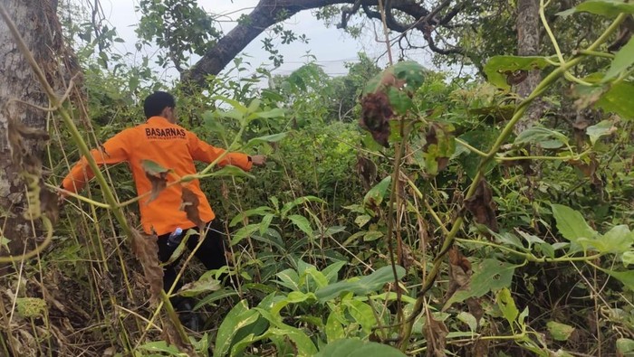 Tim SAR Gabungan melakukan pencarian guru yang hilang misterius di Buton Utara.