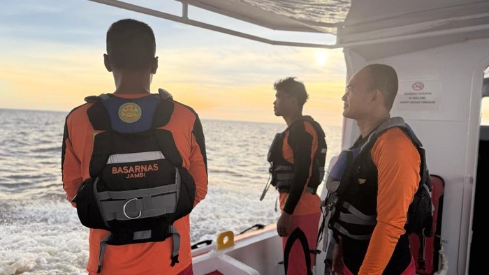 Tim SAR melakukan pencaria korban hilang dalam kecelakaan kapal di Tanjabbar, Jambi