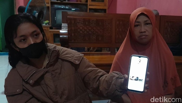 Saputri saat menunjukkan nomor asing yang menelepon Keluarga Rizal Sampurna di Banyuwangi