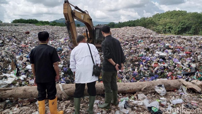 Namun kini TPA Cahaya Kencana juga mendapatkan teguran untuk segera membenahi metode pembuangannya. Padahal iketahui, TPA Cahaya Kencana telah meraih 7 piala Adipura Kencana dan menjadi role model nasional dalam menerapkan sanitary landfill.