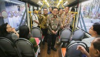 Gubernur Banten Andra Soni (tengah) menyapa penumpang TransJakarta yang berada di dalam bus pada peluncuran rute baru Alam Sutera-Blok M di Halte Flavor Bliss, Serpong, Tangerang Selatan, Banten, Kamis (24/4/2025).
