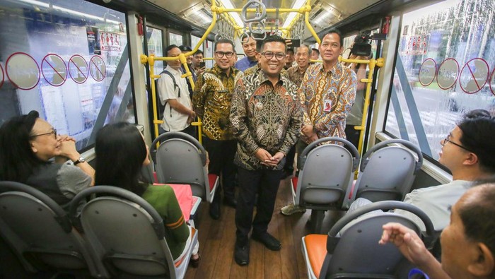 Penumpang berada di dalam bus TransJakarta rute Alam Sutera-Blok M di Halte Flavor Bliss, Serpong, Tangerang Selatan, Banten, Kamis (24/4/2025). Pemprov DKI Jakarta bekerja sama dengan Provinsi Banten membuka rute baru TransJakarta tujuan Alam Sutera-Blok M, kebijakan tersebut untuk memperluas jaringan transportasi umum di kawasan Jakarta dan sekitarnya. ANTARA FOTO/Muhammad Iqbal/Spt