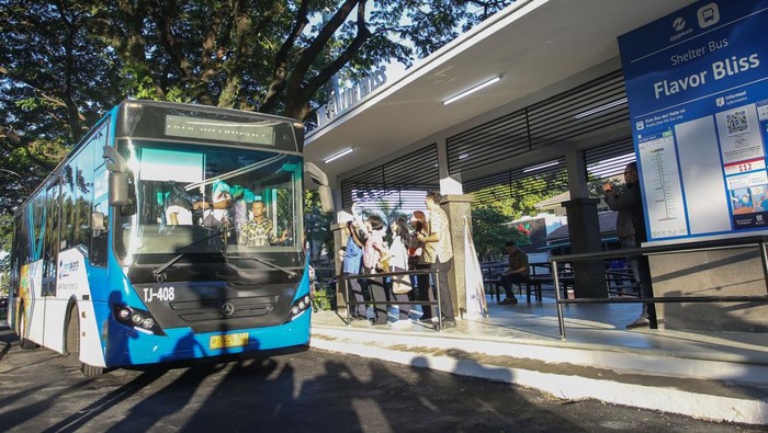 Penumpang berada di dalam bus TransJakarta rute Alam Sutera-Blok M di Halte Flavor Bliss, Serpong, Tangerang Selatan, Banten, Kamis (24/4/2025). Pemprov DKI Jakarta bekerja sama dengan Provinsi Banten membuka rute baru TransJakarta tujuan Alam Sutera-Blok M, kebijakan tersebut untuk memperluas jaringan transportasi umum di kawasan Jakarta dan sekitarnya. ANTARA FOTO/Muhammad Iqbal/Spt