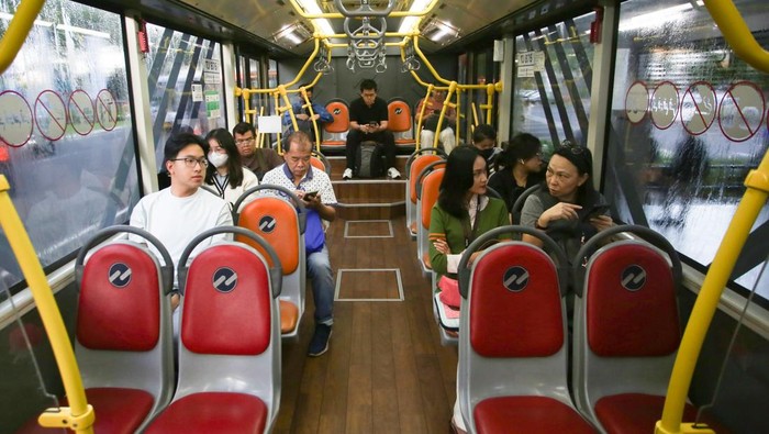 TransJakarta Luncurkan Rute Baru Alam Sutera-Blok MnsJakarta Penumpang berada di dalam bus TransJakarta rute Alam Sutera-Blok M di Halte Flavor Bliss, Serpong, Tangerang Selatan, Banten, Kamis (24/4/2025). Pemprov DKI Jakarta bekerja sama dengan Provinsi Banten membuka rute baru TransJakarta tujuan Alam Sutera-Blok M, kebijakan tersebut untuk memperluas jaringan transportasi umum di kawasan Jakarta dan sekitarnya. ANTARA FOTO/Muhammad Iqbal/Spt