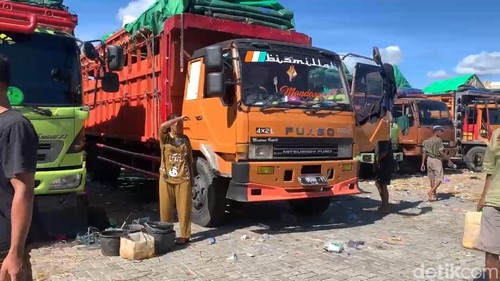 Beberapa truk pengangkut ternak sapi di Pelabuhan Gili Mas, Lombok Barat, beberapa waktu lalu.
