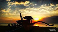 Sunset dibalik perahu jukung