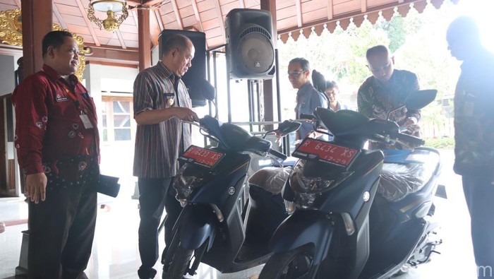 Bupati Banyumas, Sadewo Tri Lastiono menyerahkan sepeda motor operasinal kepada kades dan lurah di Pendopo Sipanji Purwokerto, Kamis (24/4/2025).