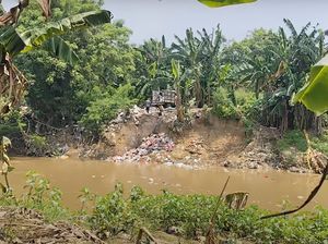 Video: Viral Truk Buang Sampah ke Kali di Bekasi, Ini Kata Lurah Setempat