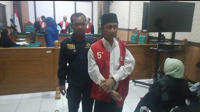 Iyek, sopir sekaligus kurir sabu jaringan internasional saat sidang putusan di Pengadilan Negeri Sidoarjo